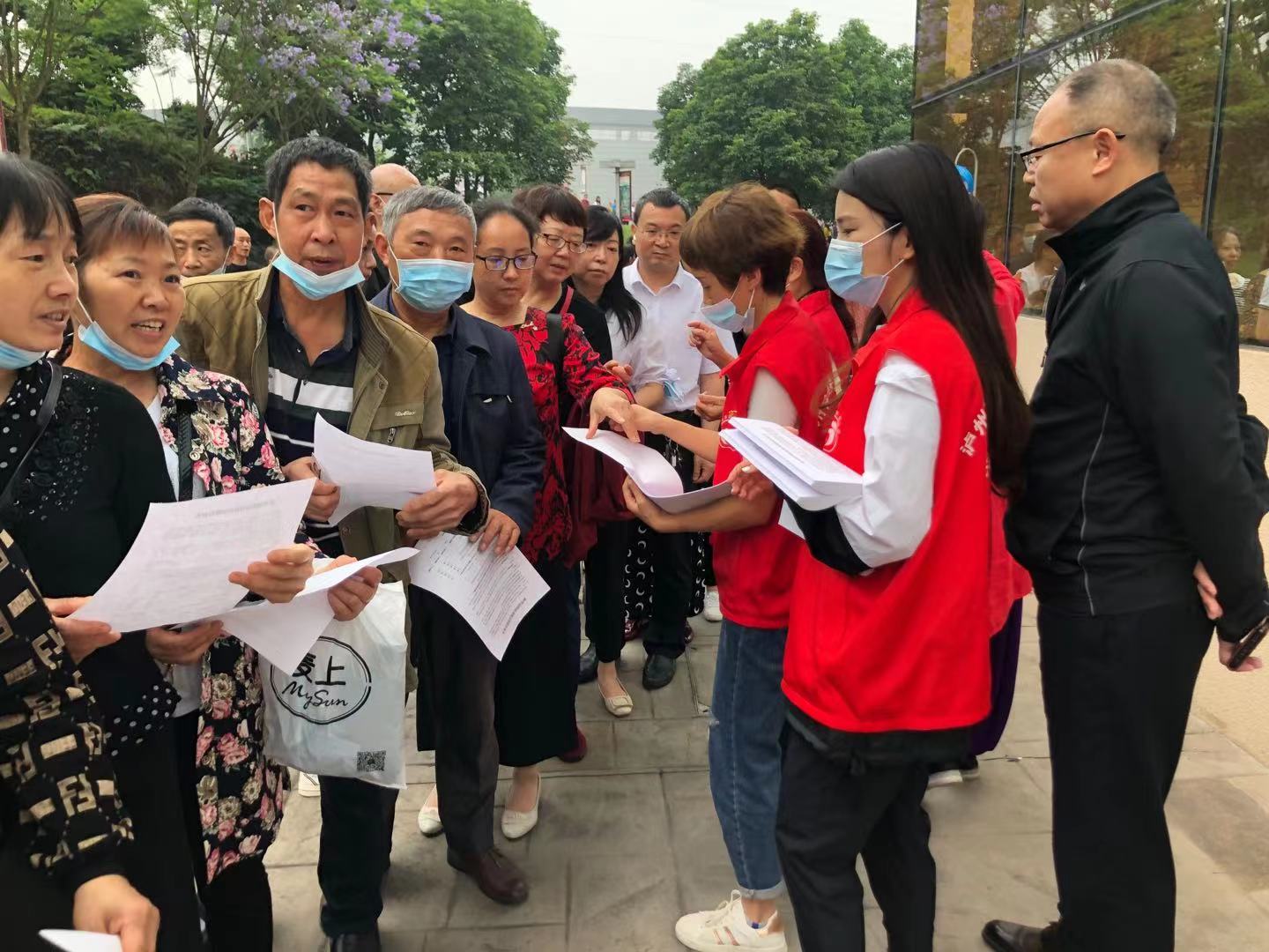 西南醫(yī)投集團(tuán)醫(yī)藥公司黨支部  開(kāi)展“我為群眾辦實(shí)事”實(shí)踐活動(dòng)  —助力新冠疫苗接種  志愿服務(wù)在行動(dòng)