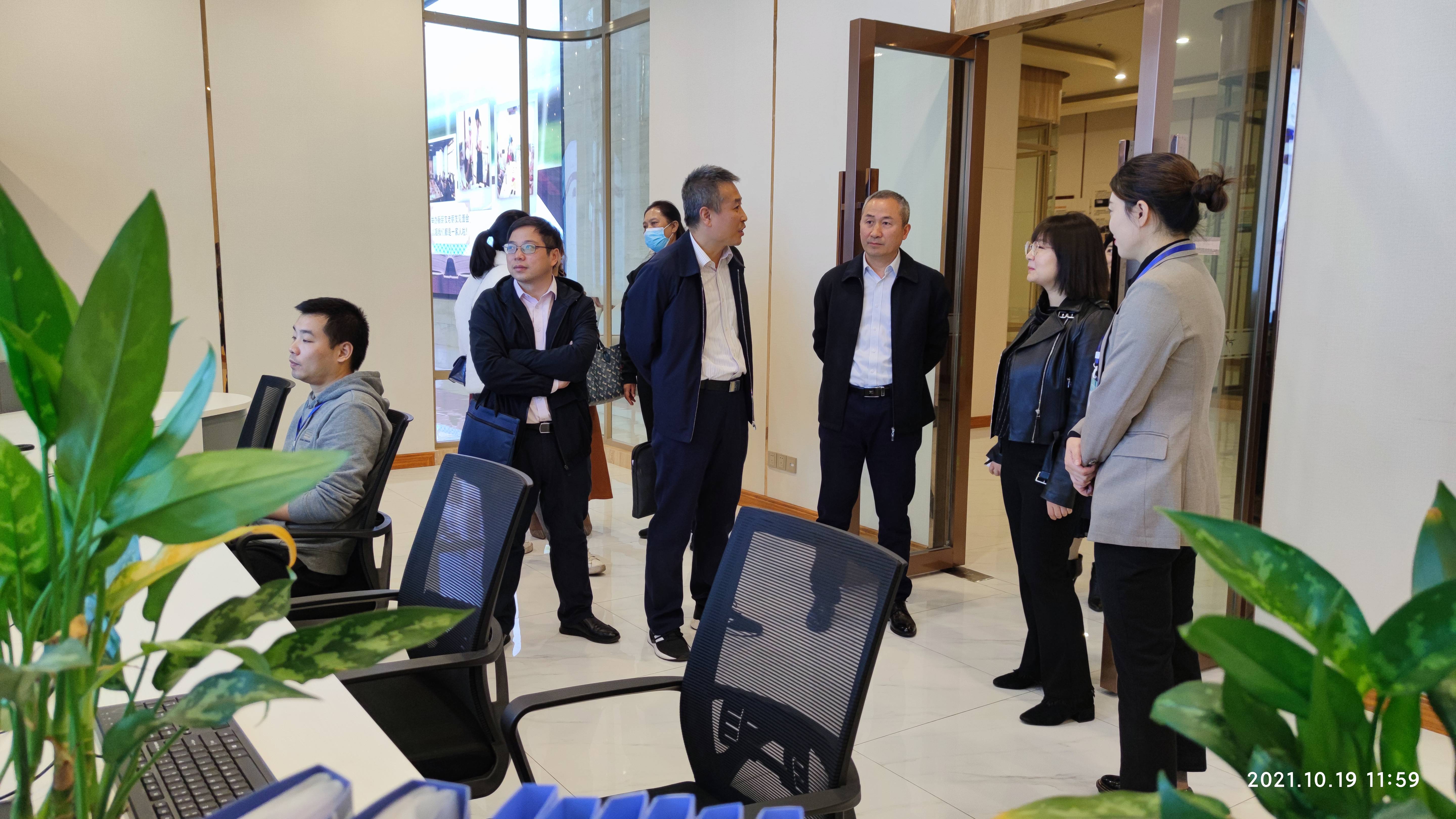 市財(cái)政局、民政局領(lǐng)導(dǎo)到春江酒城嘉苑視察瀘州智慧養(yǎng)老服務(wù)平臺(tái) 