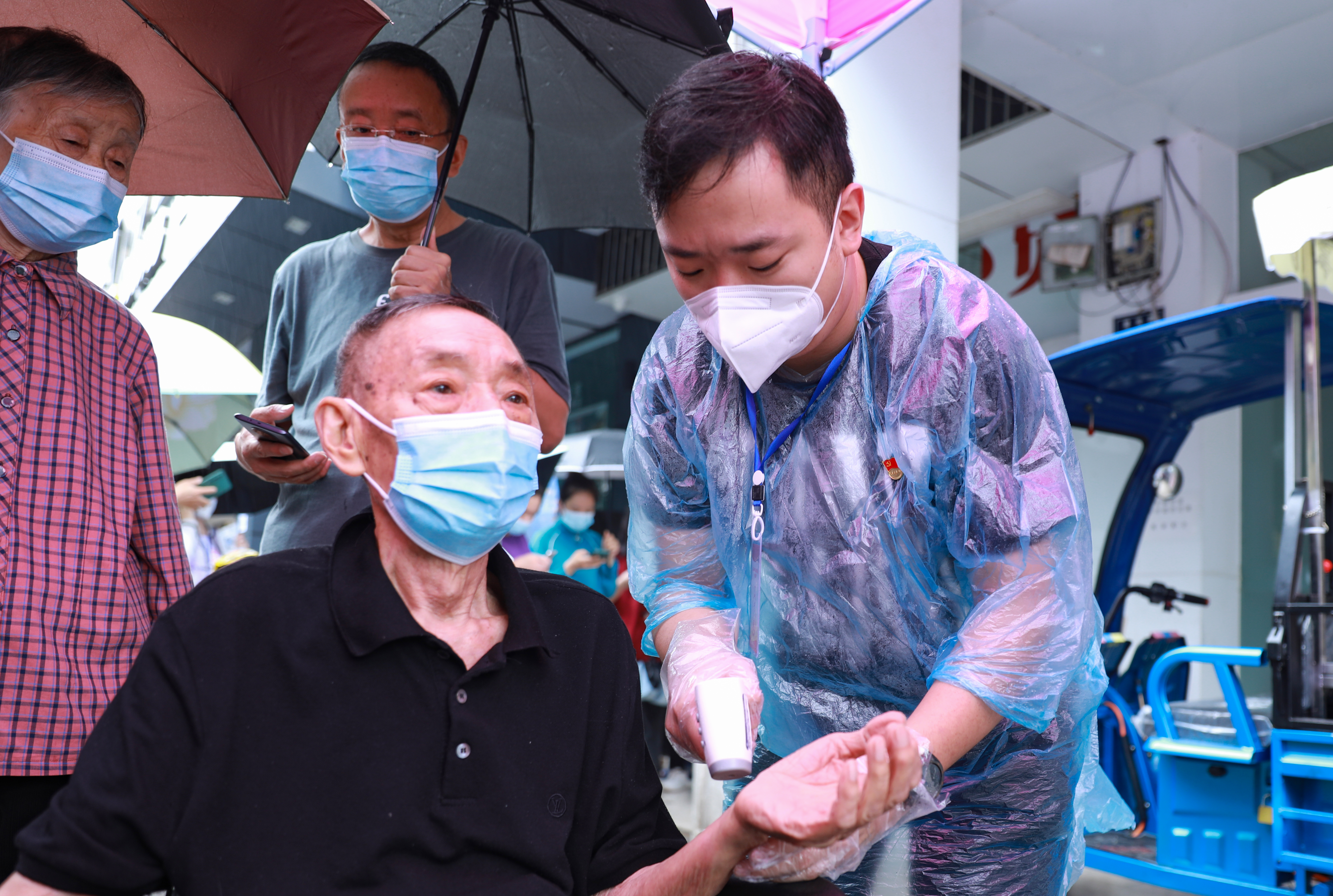 微光如炬 同心抗疫 讓黨徽在戰“疫”一線熠熠生輝——記基層黨員干部書寫抗疫答卷紀實