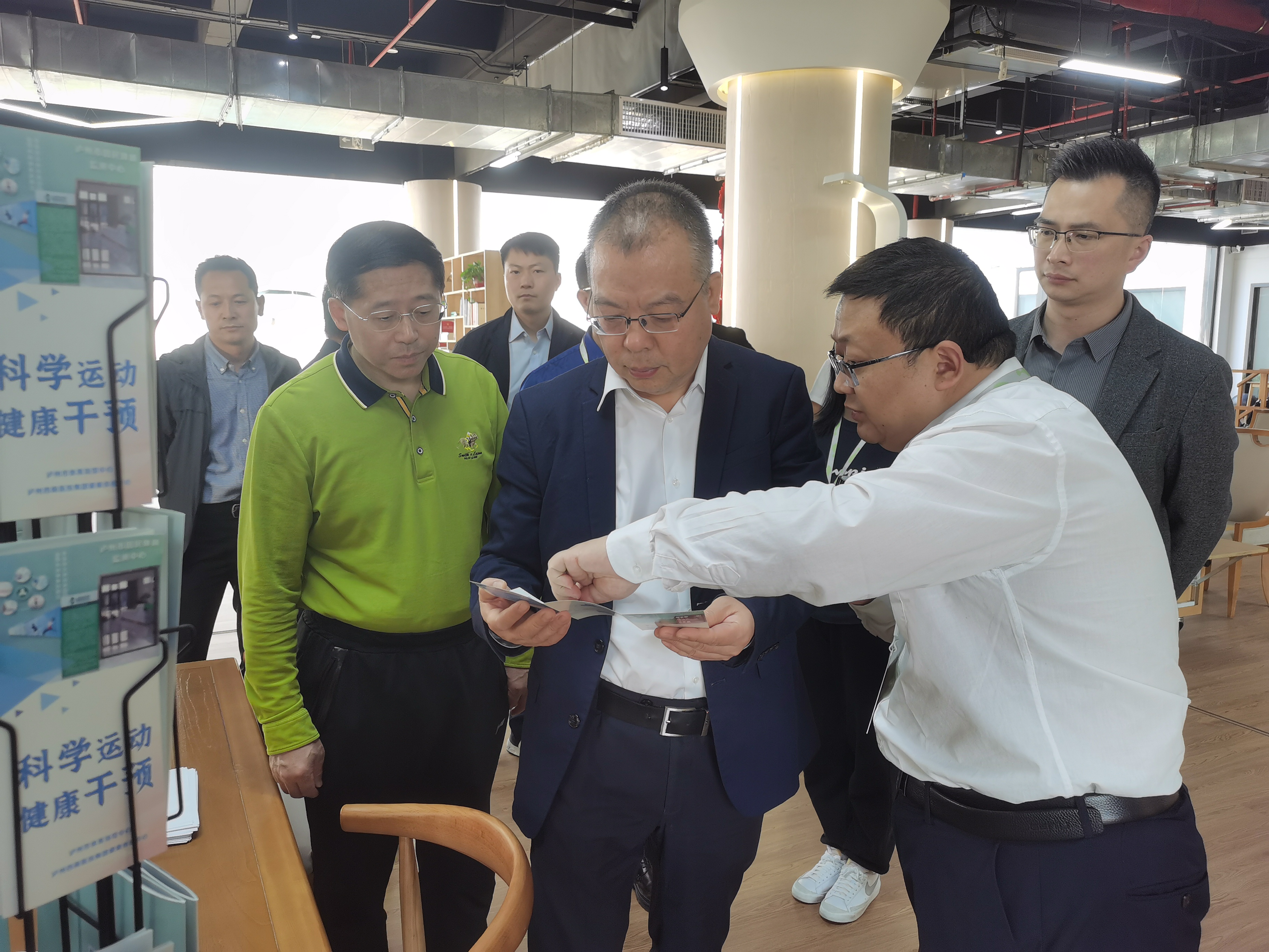 國家體育總局群體司司長丁東率隊(duì)調(diào)研瀘州西南醫(yī)投集團(tuán)運(yùn)動(dòng)促進(jìn)健康中心