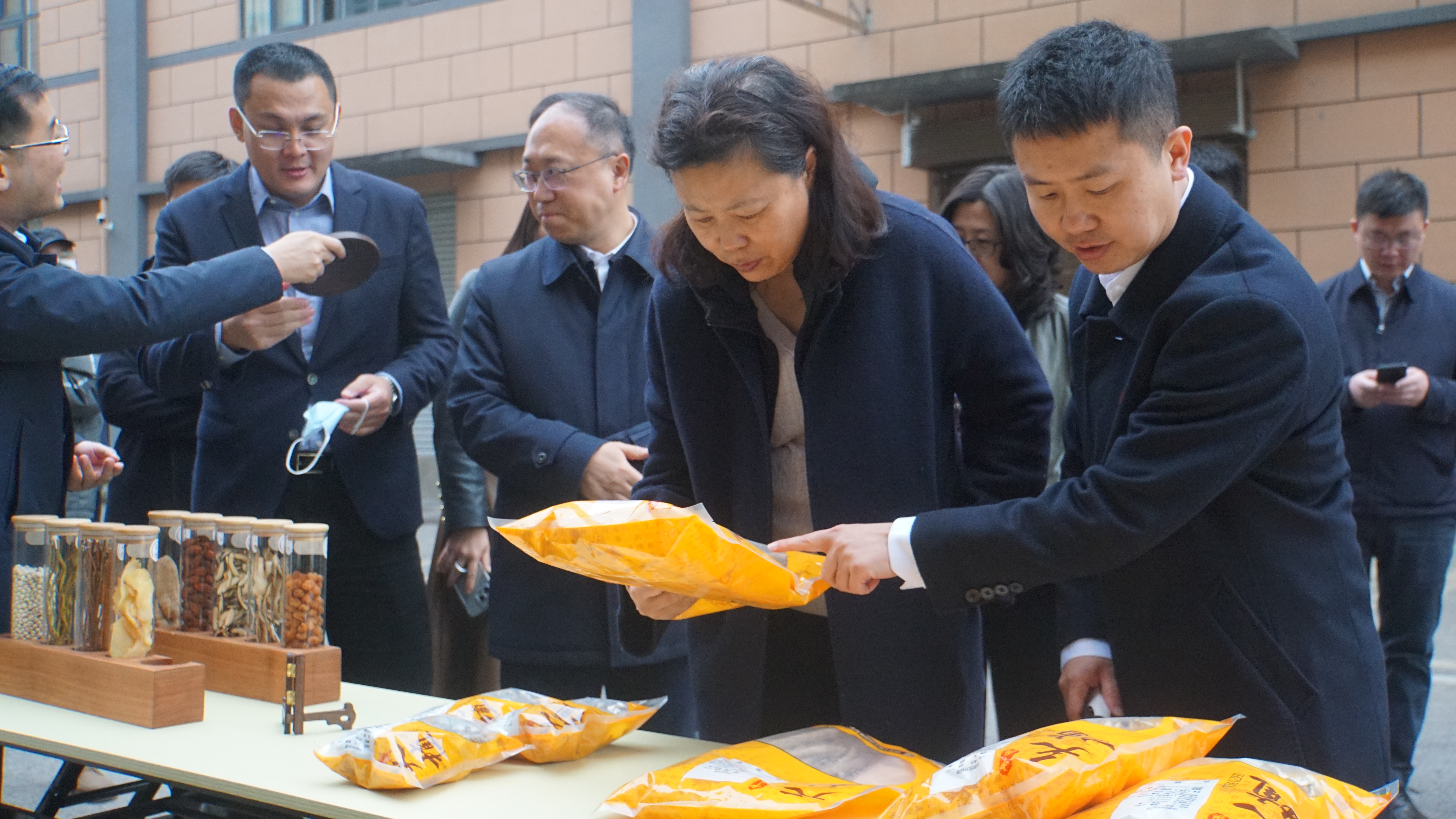 國家藥品監督管理局原一級巡視員、研究員張培培率隊調研天植中藥公司